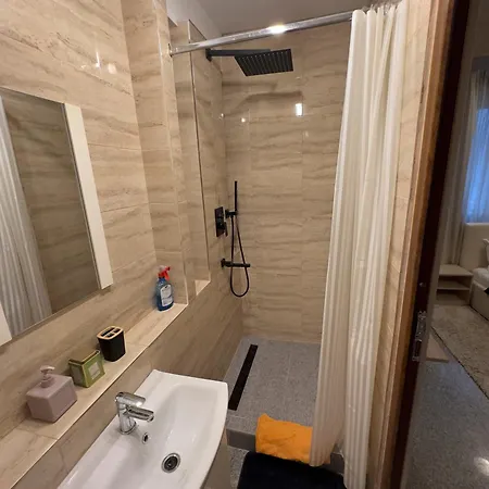 Daire - & 3br Near Köstence