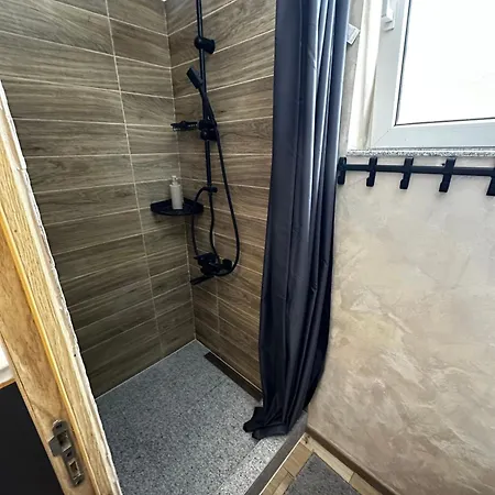 - & 3br Near Apartment *